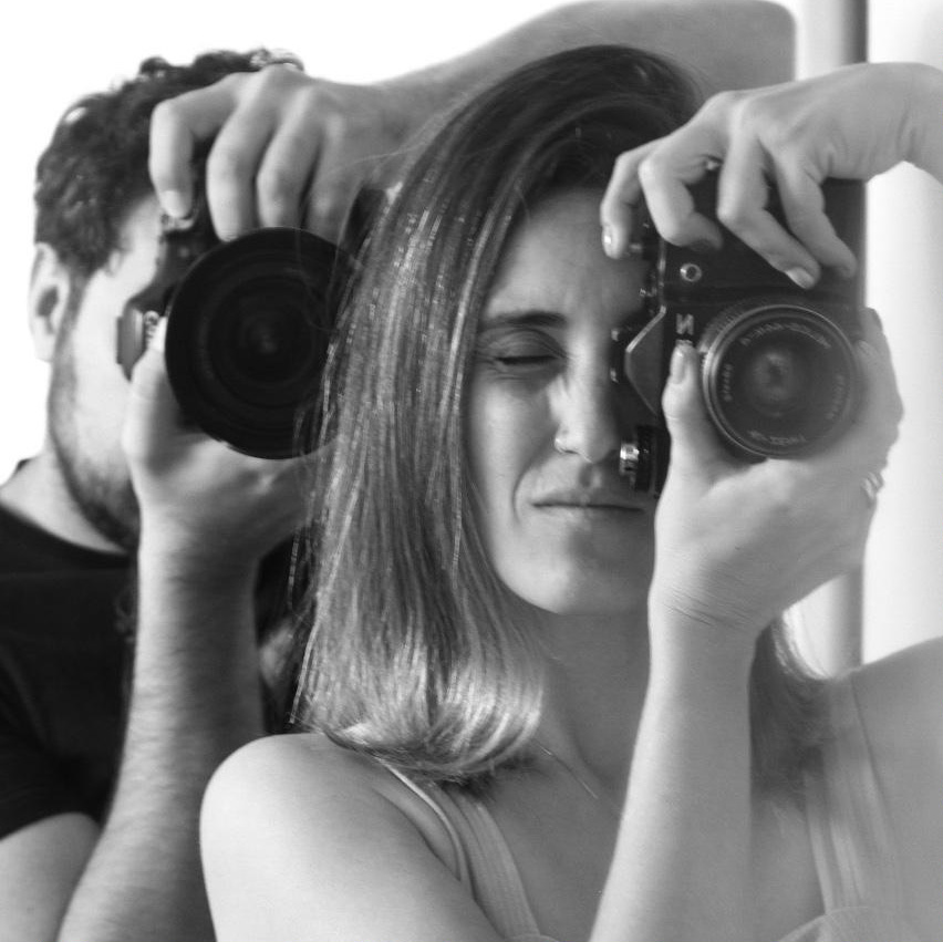 homem e mulher tirando fotos.